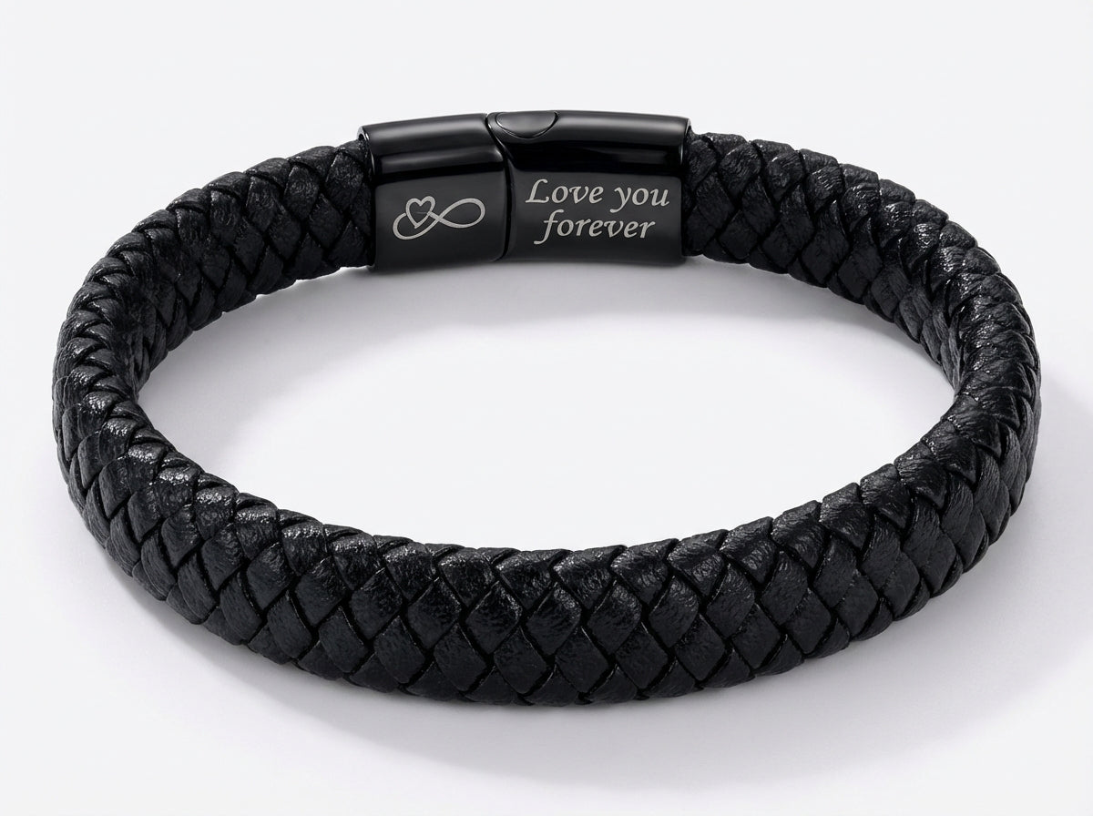 Gegraveerde sieraden voor hem