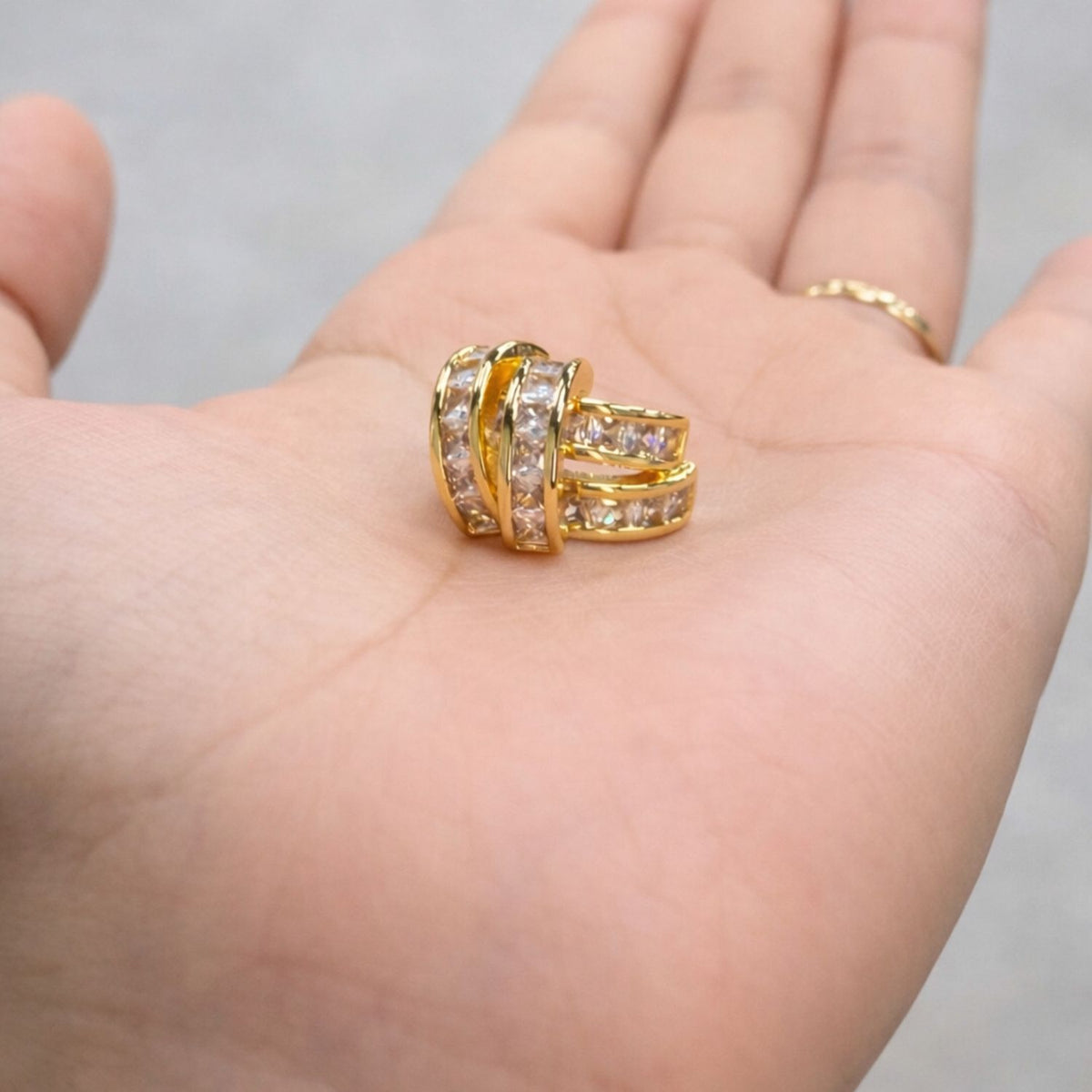 Diamond hoops goud zijkant detail - Amelia Sieraden