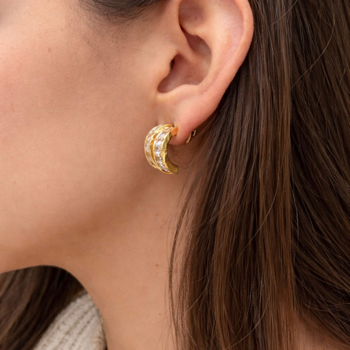 Amalia hoops goud zirkonia detail close-up - Amelia Sieraden