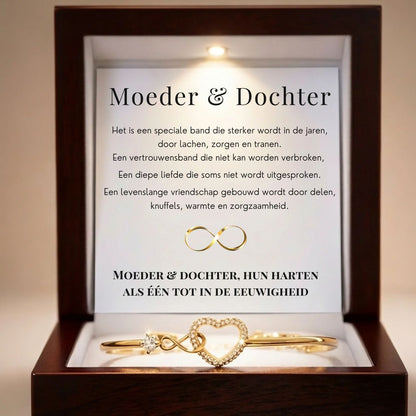 Infinity armband in zilver en goud naast elkaar