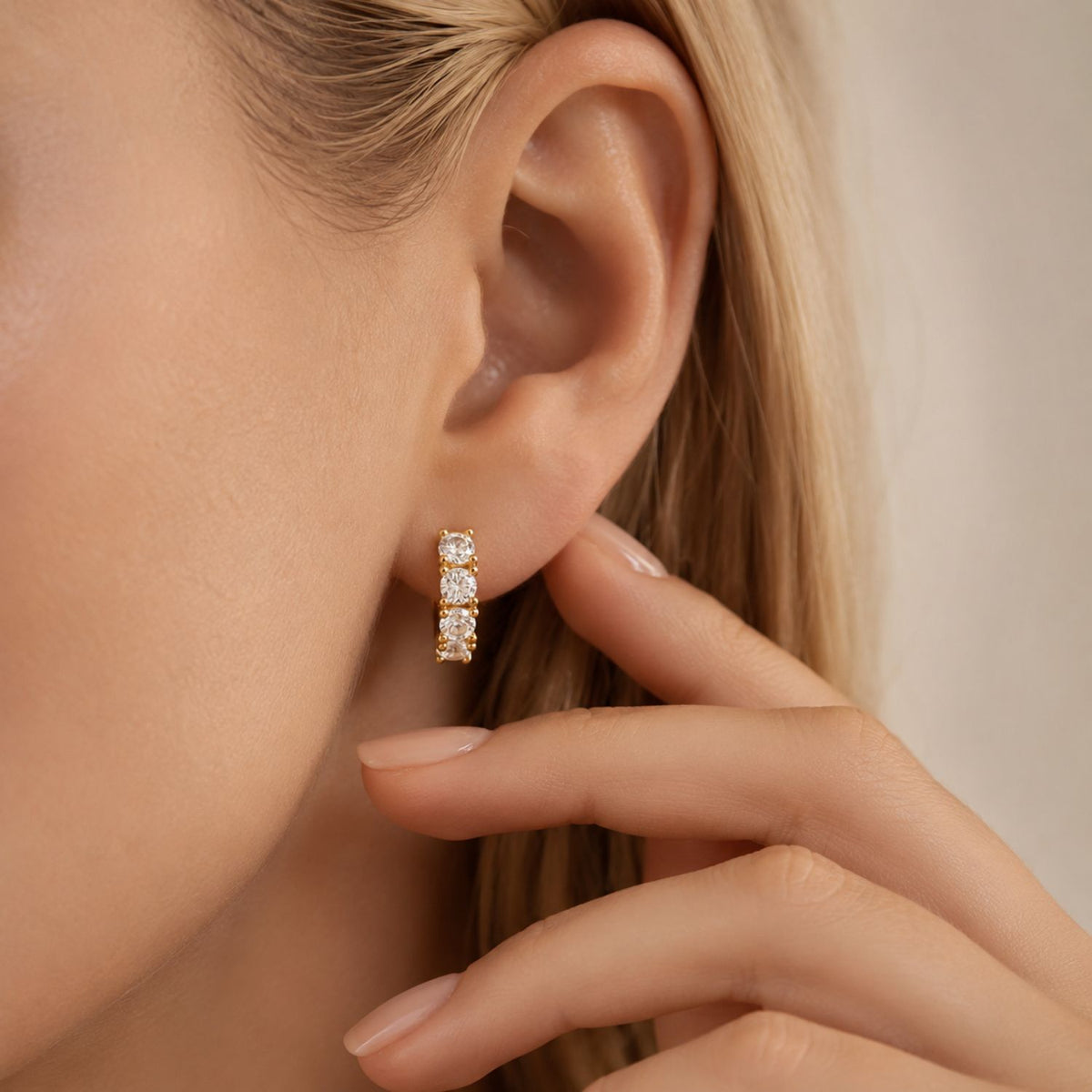 Livia hoops goud zirkonia detail close-up - Amelia Sieraden